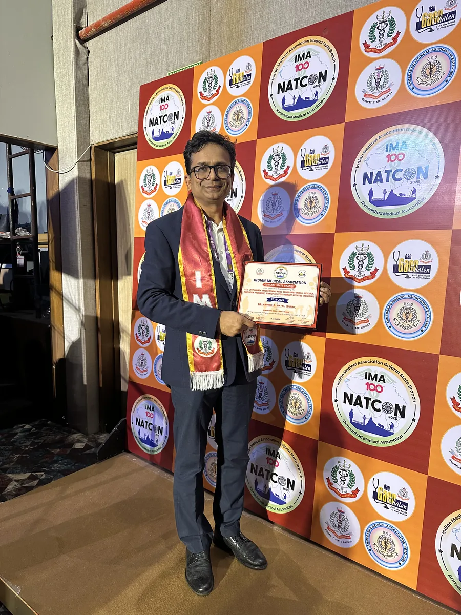 Dr. Arvind Patel receiving his award certificate at the 100th Indian Medical Association National Conference