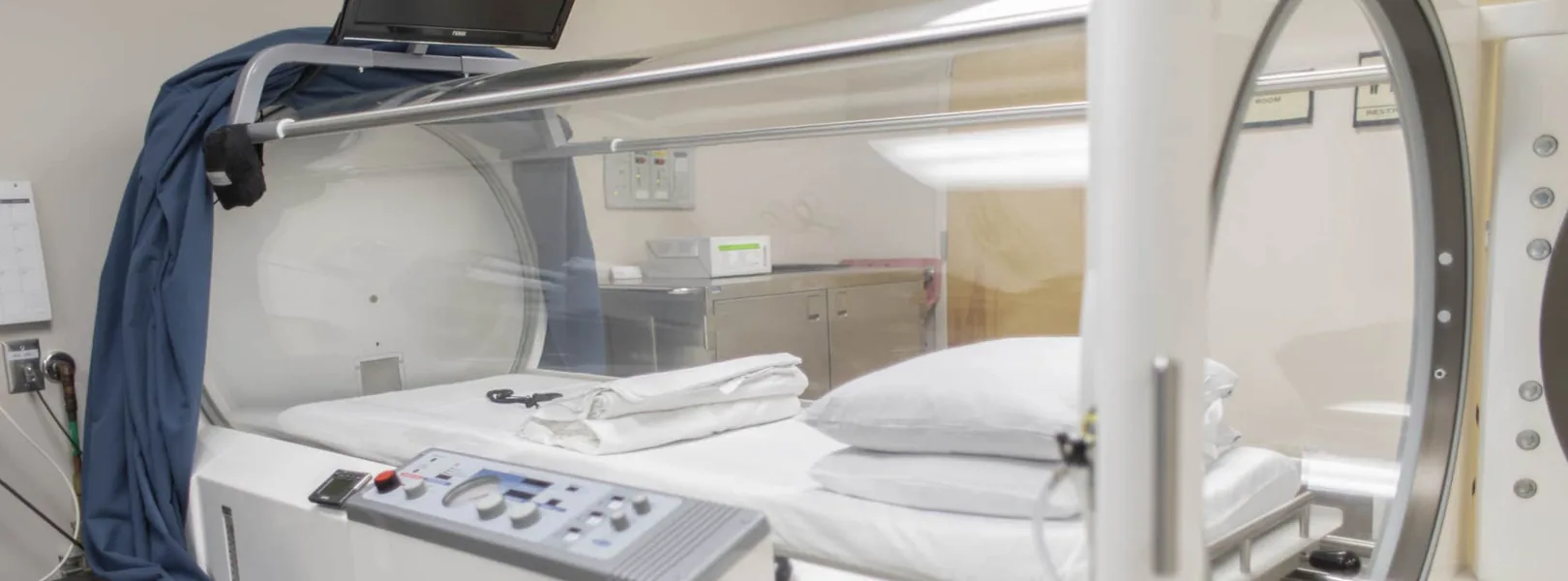 Hyperbaric oxygen chamber used alongside diabetic foot treatment